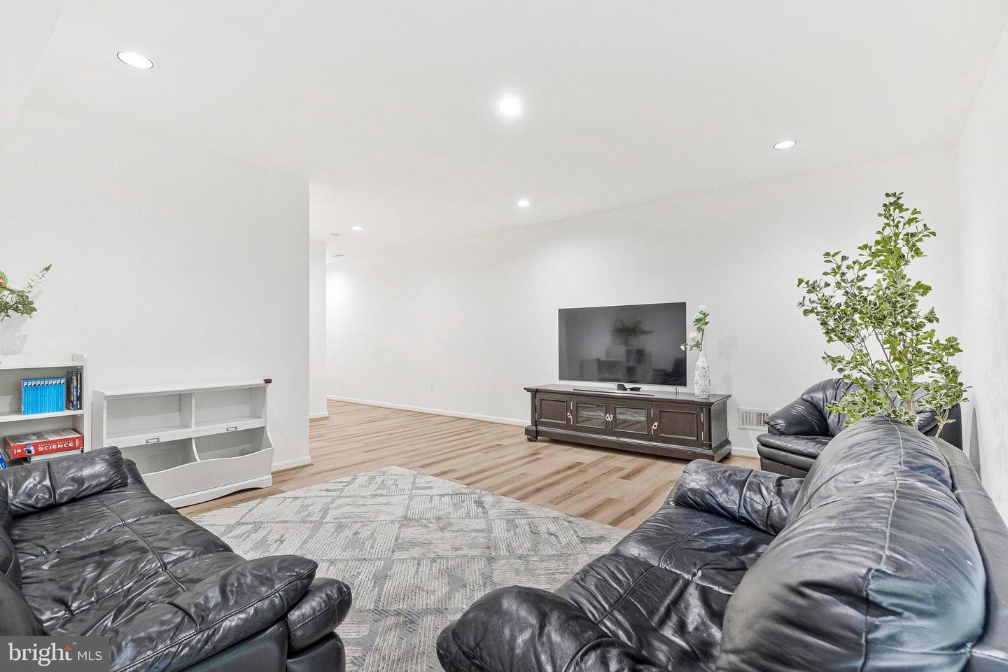 6919 WILLOW ST, FALLS CHURCH, Virginia 22046, 4 Bedrooms Bedrooms, ,4 BathroomsBathrooms,Residential,For sale,6919 WILLOW ST,VAFX2255288 MLS # VAFX2255288