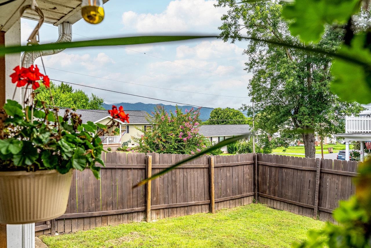114 SECOND ST, SHENANDOAH, Virginia 22849, 3 Bedrooms Bedrooms, ,1 BathroomBathrooms,Residential,114 SECOND ST,667116 MLS # 667116