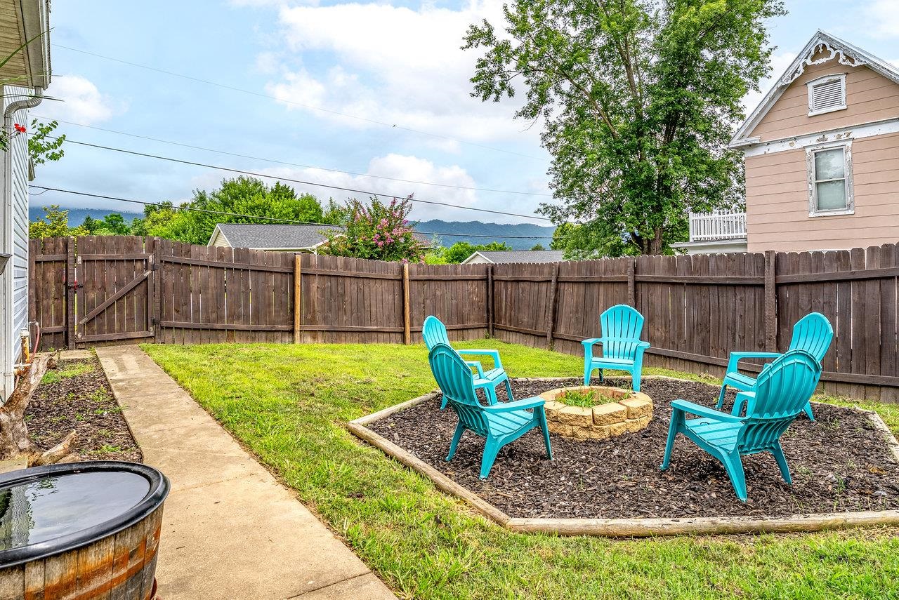 114 SECOND ST, SHENANDOAH, Virginia 22849, 3 Bedrooms Bedrooms, ,1 BathroomBathrooms,Residential,114 SECOND ST,667116 MLS # 667116