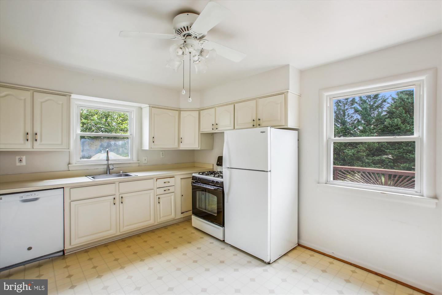 102 MOORE AVE SW, VIENNA, Virginia 22180, 3 Bedrooms Bedrooms, ,2 BathroomsBathrooms,Residential,For sale,102 MOORE AVE SW,VAFX2257376 MLS # VAFX2257376