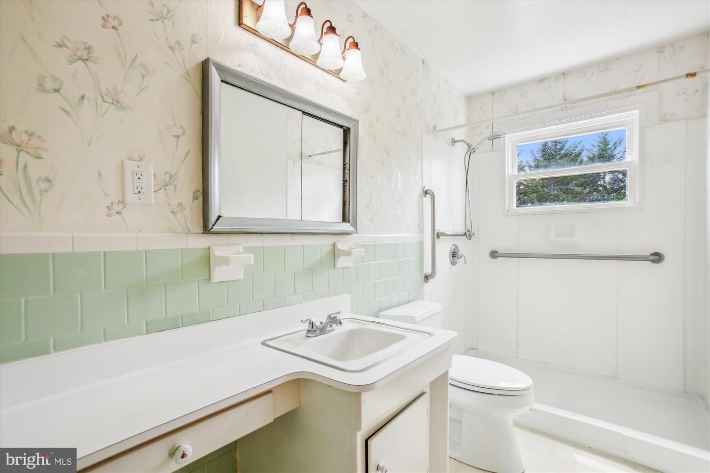 102 MOORE AVE SW, VIENNA, Virginia 22180, 3 Bedrooms Bedrooms, ,2 BathroomsBathrooms,Residential,For sale,102 MOORE AVE SW,VAFX2257376 MLS # VAFX2257376