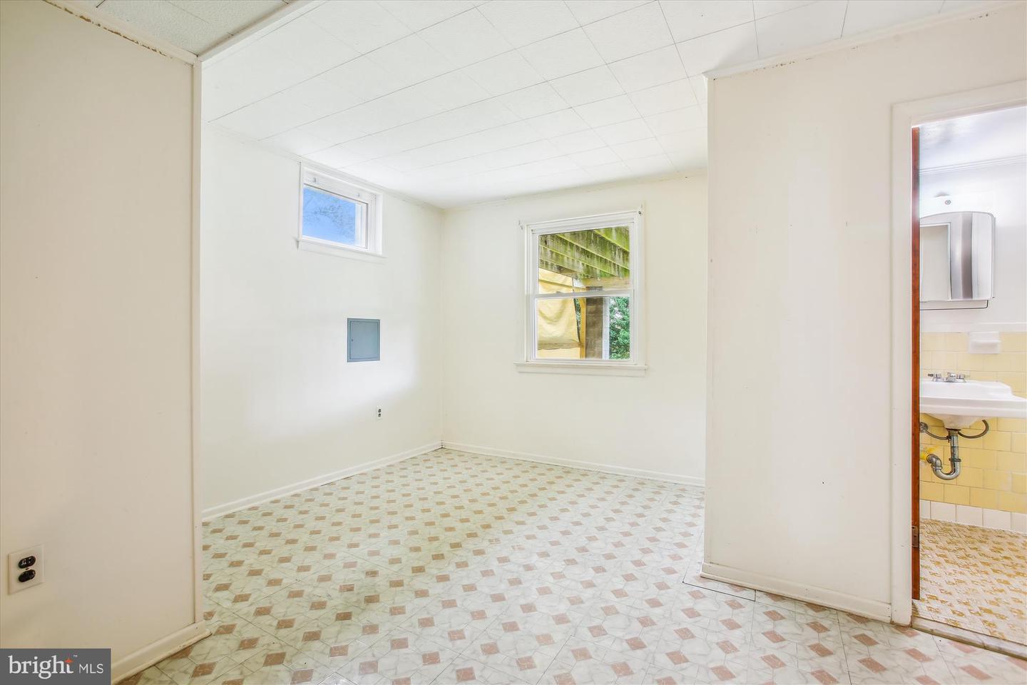102 MOORE AVE SW, VIENNA, Virginia 22180, 3 Bedrooms Bedrooms, ,2 BathroomsBathrooms,Residential,For sale,102 MOORE AVE SW,VAFX2257376 MLS # VAFX2257376