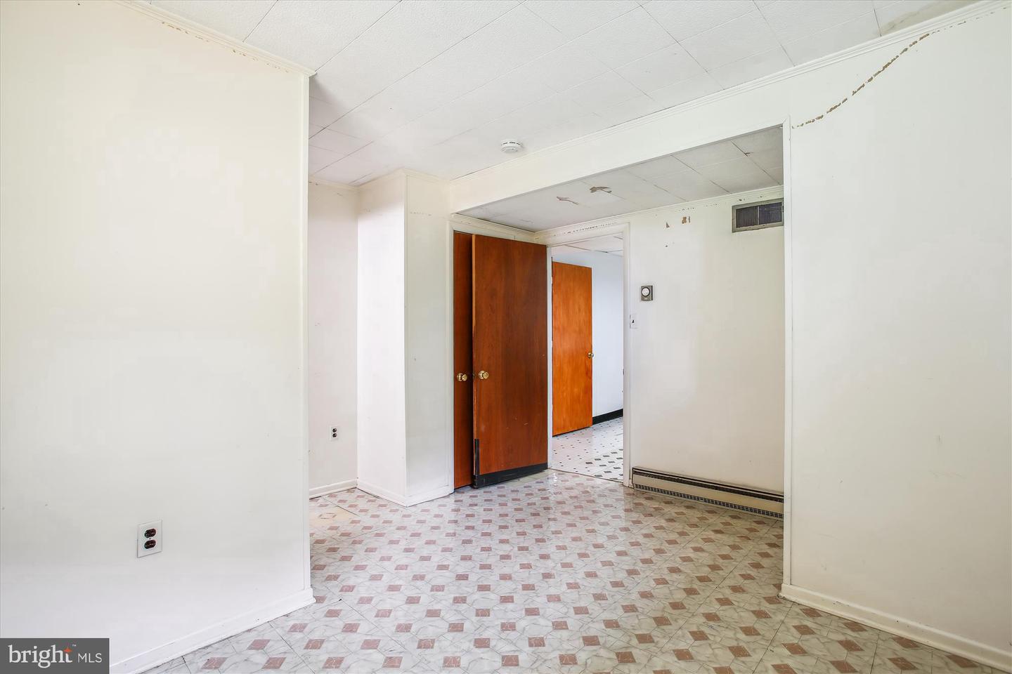102 MOORE AVE SW, VIENNA, Virginia 22180, 3 Bedrooms Bedrooms, ,2 BathroomsBathrooms,Residential,For sale,102 MOORE AVE SW,VAFX2257376 MLS # VAFX2257376