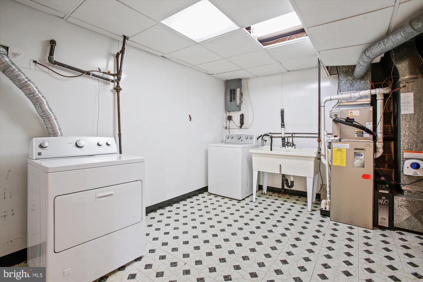 102 MOORE AVE SW, VIENNA, Virginia 22180, 3 Bedrooms Bedrooms, ,2 BathroomsBathrooms,Residential,For sale,102 MOORE AVE SW,VAFX2257376 MLS # VAFX2257376