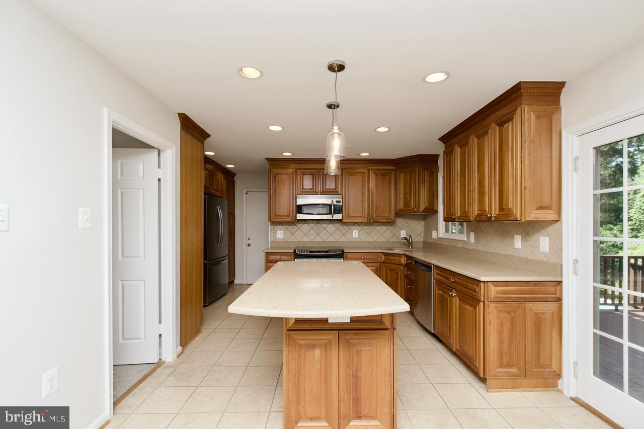 4006 RAINBOW GLEN CT, ANNANDALE, Virginia 22003, 5 Bedrooms Bedrooms, ,3 BathroomsBathrooms,Residential,For sale,4006 RAINBOW GLEN CT,VAFX2230706 MLS # VAFX2230706