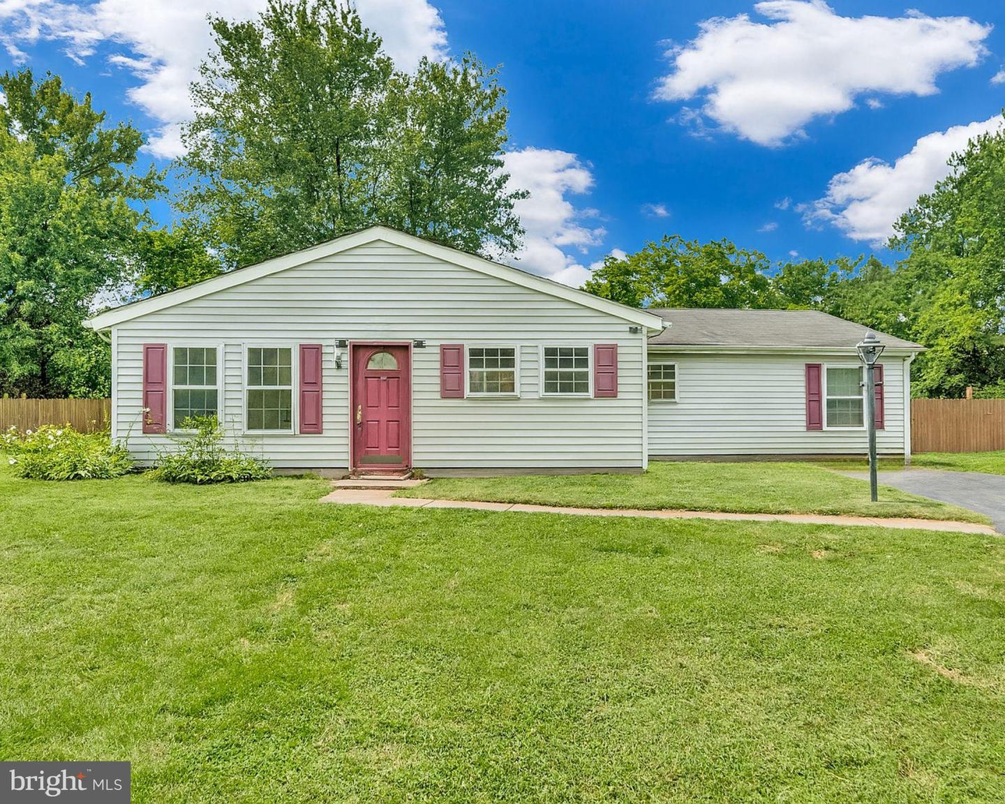 201 E LYNN CT, STERLING, Virginia 20164, 4 Bedrooms Bedrooms, ,2 BathroomsBathrooms,Residential,For sale,201 E LYNN CT,VALO2096082 MLS # VALO2096082