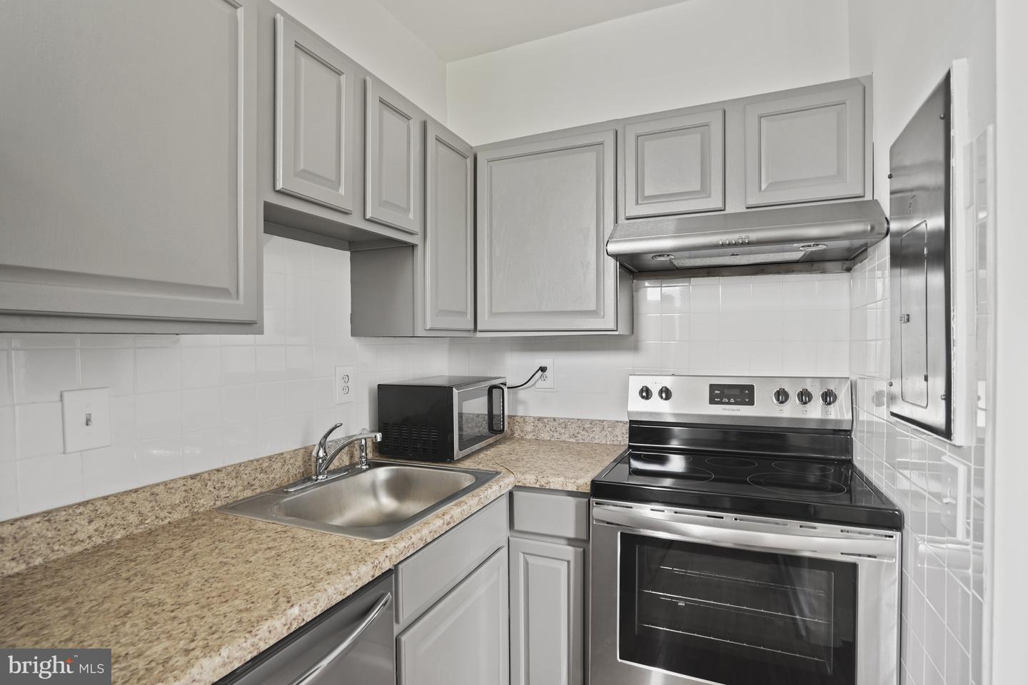 7 18TH ST SE #208, WASHINGTON, District Of Columbia 20003, 2 Bedrooms Bedrooms, ,1 BathroomBathrooms,Residential,For sale,7 18TH ST SE #208,DCDC2201350 MLS # DCDC2201350