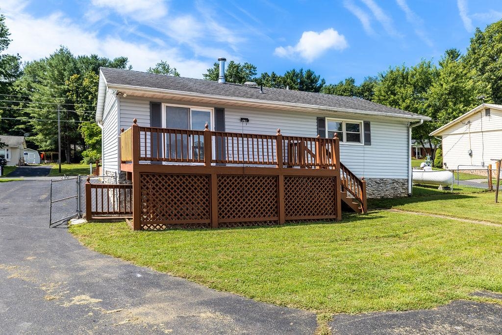 38 GREENBRIAR LN, STUARTS DRAFT, Virginia 24477, 3 Bedrooms Bedrooms, ,1 BathroomBathrooms,Residential,38 GREENBRIAR LN,667132 MLS # 667132