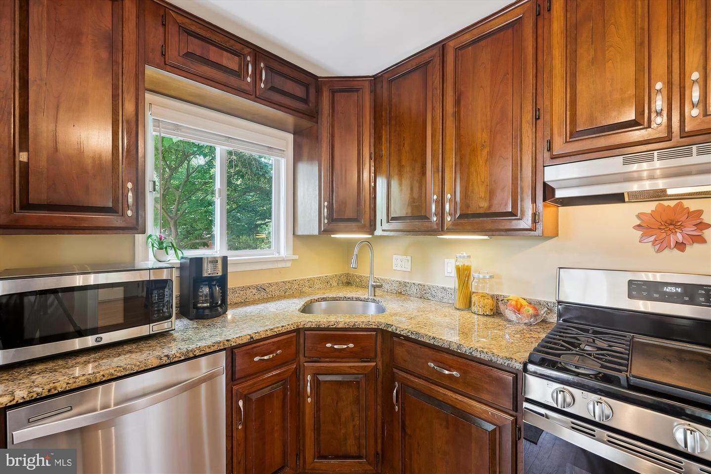 ALEXANDRIA, Virginia 22304, 4 Bedrooms Bedrooms, 11 Rooms Rooms,3 BathroomsBathrooms,Residential,For sale,VAAX2047662 MLS # VAAX2047662