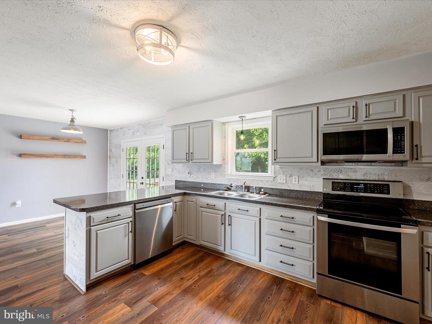 451 N SUMMIT AVE, WOODSTOCK, Virginia 22664, 3 Bedrooms Bedrooms, ,2 BathroomsBathrooms,Residential,For sale,451 N SUMMIT AVE,VASH2012050 MLS # VASH2012050