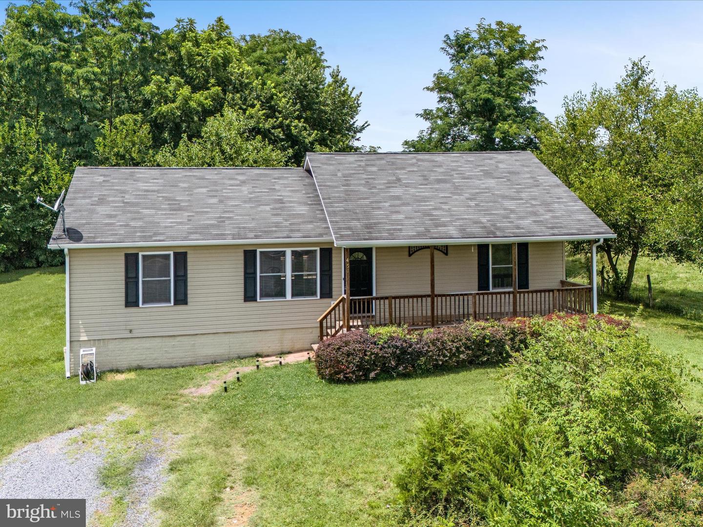 451 N SUMMIT AVE, WOODSTOCK, Virginia 22664, 3 Bedrooms Bedrooms, ,2 BathroomsBathrooms,Residential,For sale,451 N SUMMIT AVE,VASH2012050 MLS # VASH2012050