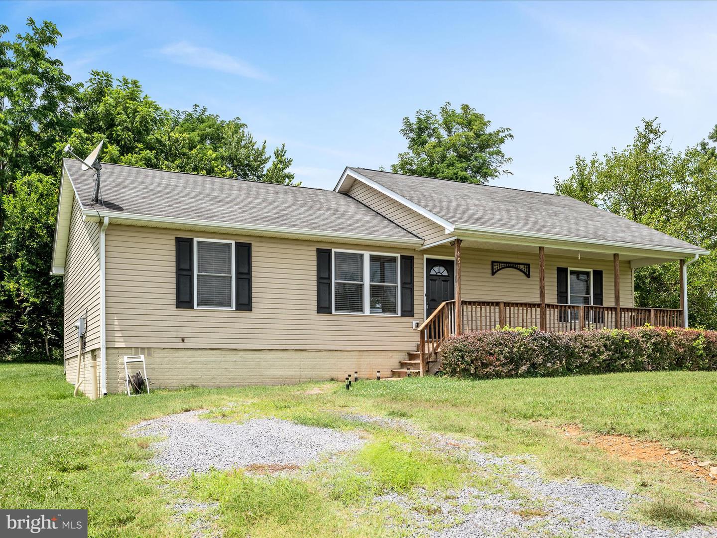 451 N SUMMIT AVE, WOODSTOCK, Virginia 22664, 3 Bedrooms Bedrooms, ,2 BathroomsBathrooms,Residential,For sale,451 N SUMMIT AVE,VASH2012050 MLS # VASH2012050