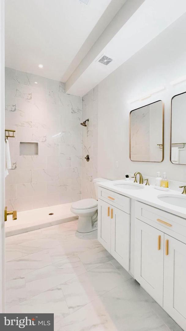 1143 16TH ST NE #B, WASHINGTON, District Of Columbia 20002, 4 Bedrooms Bedrooms, 3 Rooms Rooms,3 BathroomsBathrooms,Residential,For sale,1143 16TH ST NE #B,DCDC2212116 MLS # DCDC2212116