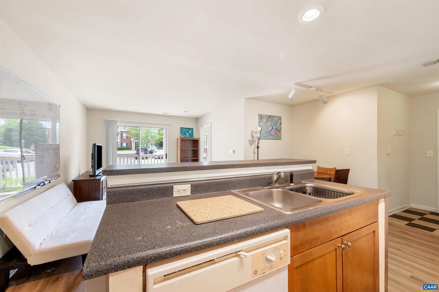 195 YELLOWSTONE DR #103, CHARLOTTESVILLE, Virginia 22903, 2 Bedrooms Bedrooms, ,2 BathroomsBathrooms,Residential,For sale,195 YELLOWSTONE DR #103,667149 MLS # 667149
