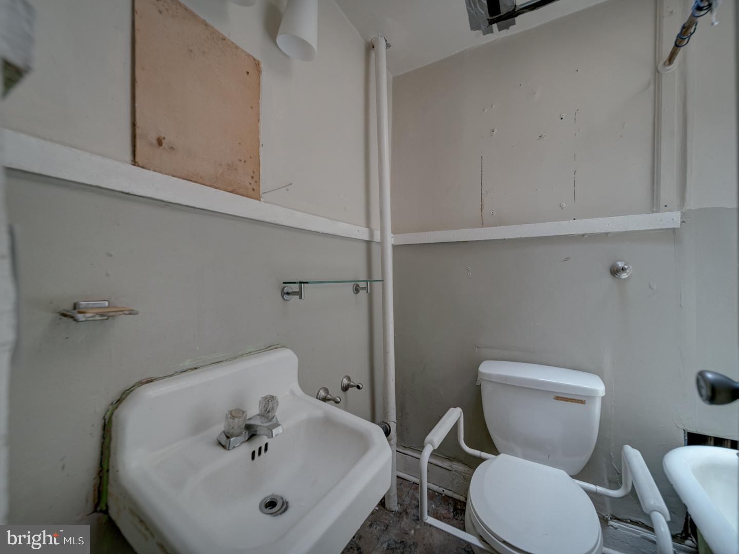 633 MORTON PL NE, WASHINGTON, District Of Columbia 20002, 2 Bedrooms Bedrooms, ,1 BathroomBathrooms,Residential,For sale,633 MORTON PL NE,DCDC2209644 MLS # DCDC2209644