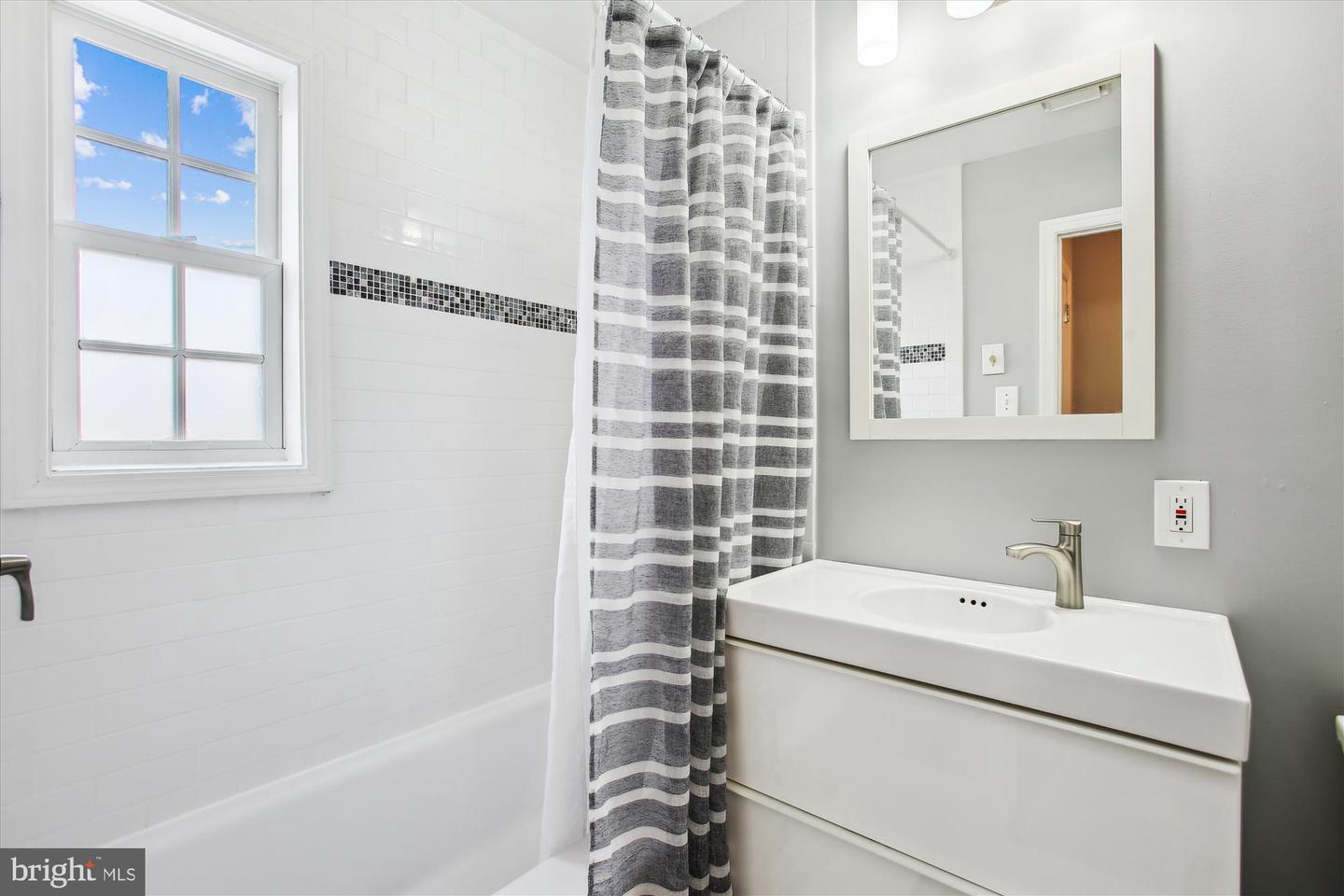 1612 W ABINGDON DR #202, ALEXANDRIA, Virginia 22314, 1 Bedroom Bedrooms, ,1 BathroomBathrooms,Residential,For sale,1612 W ABINGDON DR #202,VAAX2047844 MLS # VAAX2047844