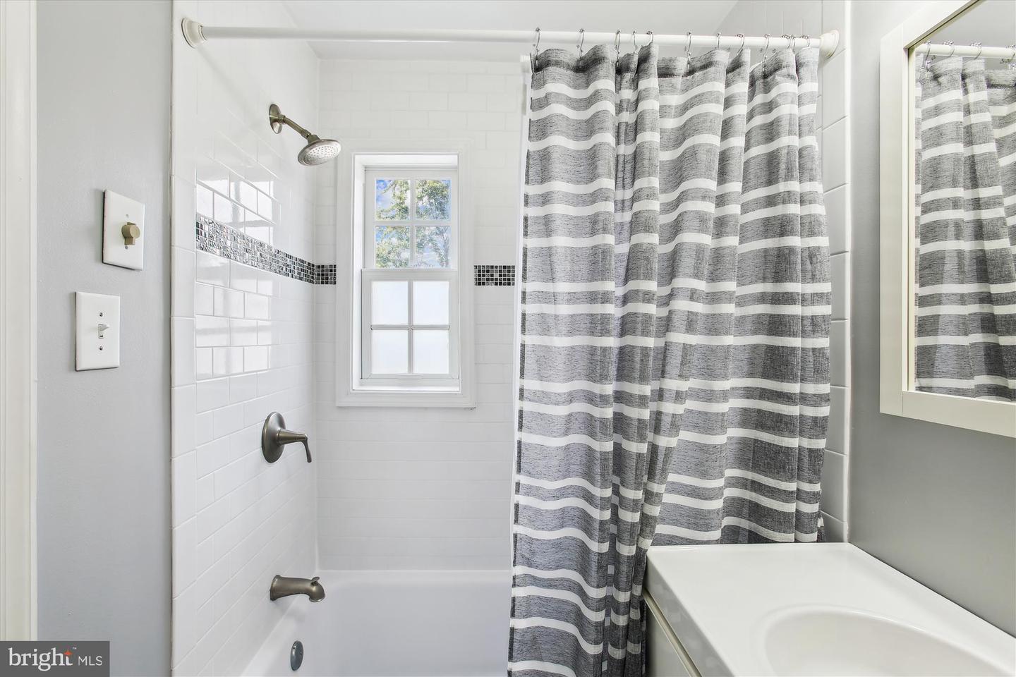 1612 W ABINGDON DR #202, ALEXANDRIA, Virginia 22314, 1 Bedroom Bedrooms, ,1 BathroomBathrooms,Residential,For sale,1612 W ABINGDON DR #202,VAAX2047844 MLS # VAAX2047844