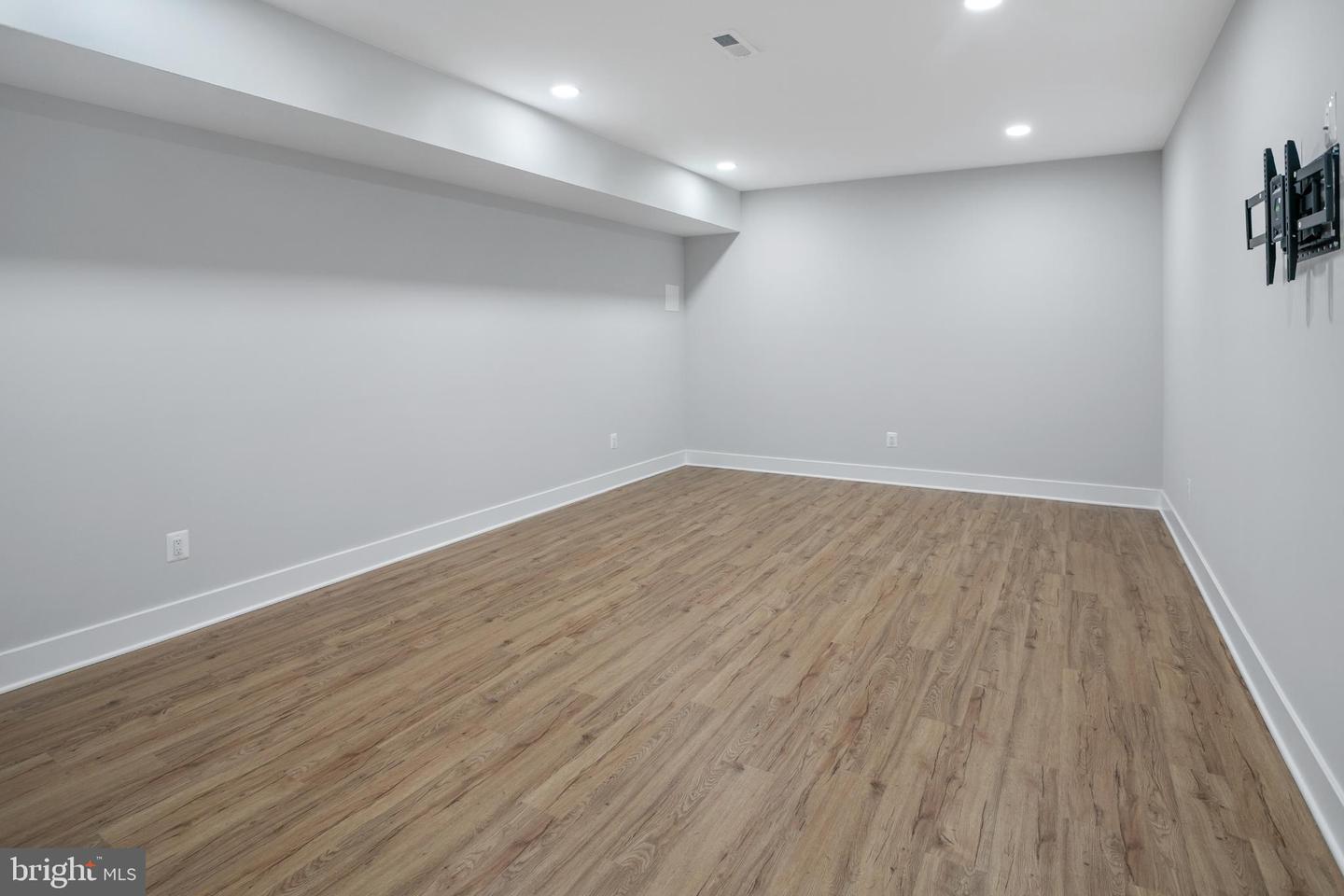 116 FARDALE ST SE, VIENNA, Virginia 22180, 8 Bedrooms Bedrooms, 15 Rooms Rooms,6 BathroomsBathrooms,Residential,For sale,116 FARDALE ST SE,VAFX2257712 MLS # VAFX2257712
