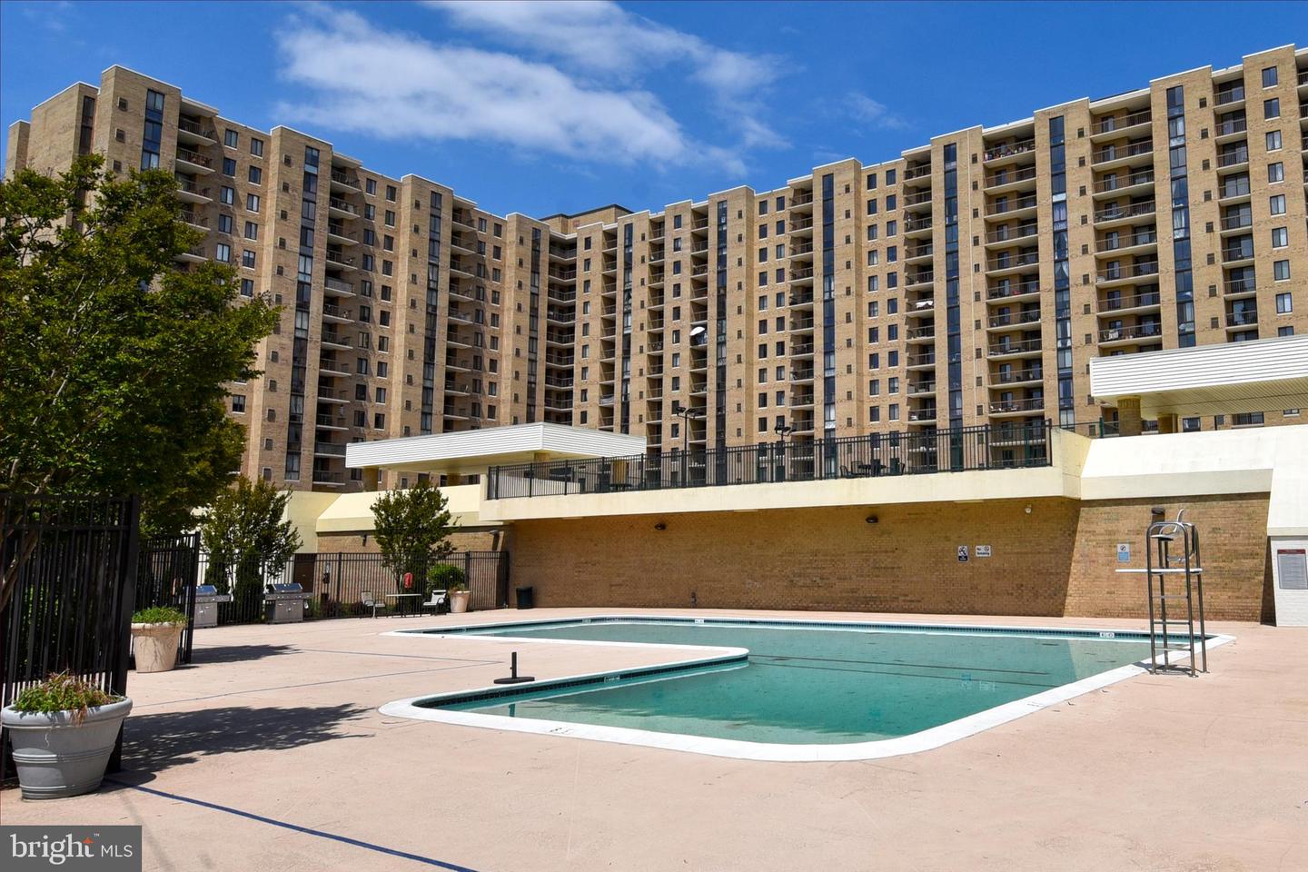4500 S FOUR MILE RUN DR #1218, ARLINGTON, Virginia 22204, 2 Bedrooms Bedrooms, ,2 BathroomsBathrooms,Residential,For sale,4500 S FOUR MILE RUN DR #1218,VAAR2061428 MLS # VAAR2061428
