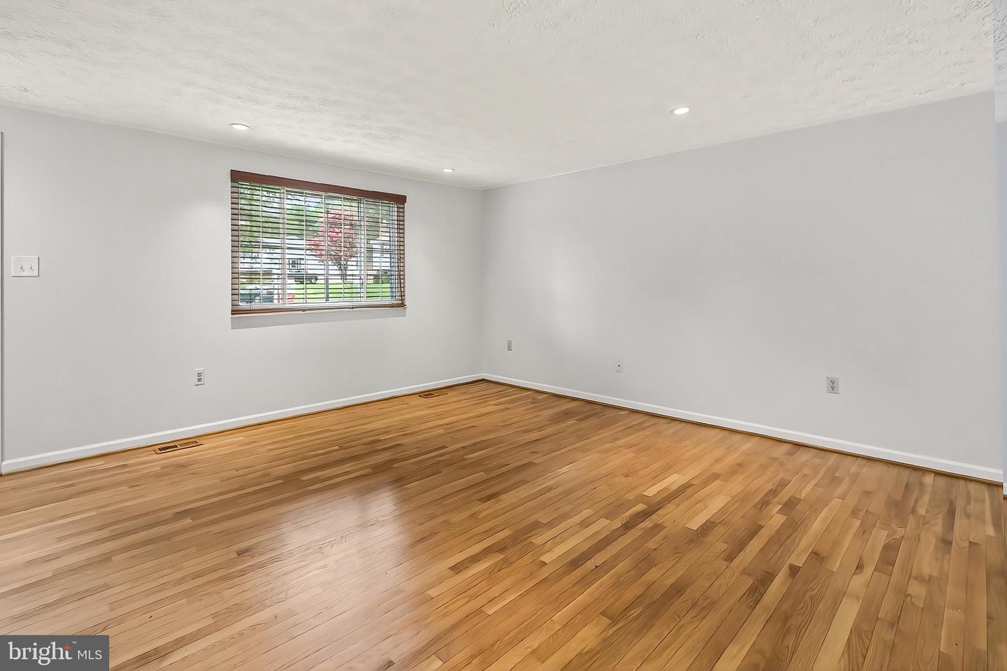 9813 BRIGHTLEA DR, VIENNA, Virginia 22181, 3 Bedrooms Bedrooms, ,2 BathroomsBathrooms,Residential,For sale,9813 BRIGHTLEA DR,VAFX2232246 MLS # VAFX2232246