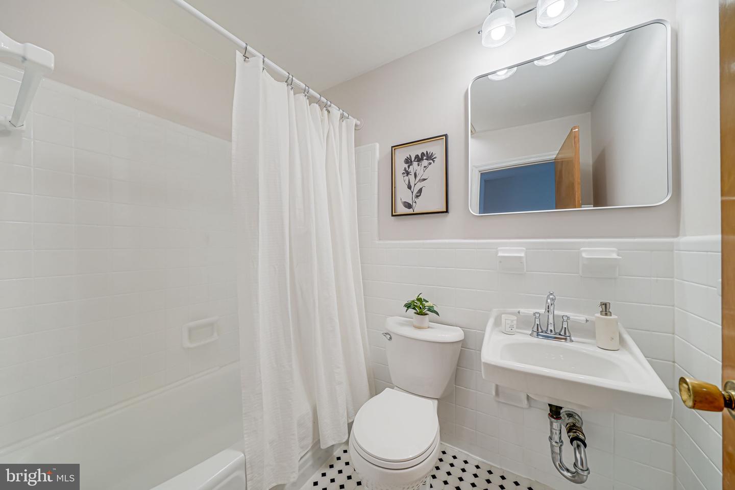 2566 MILITARY RD, ARLINGTON, Virginia 22207, 4 Bedrooms Bedrooms, ,3 BathroomsBathrooms,Residential,For sale,2566 MILITARY RD,VAAR2057968 MLS # VAAR2057968
