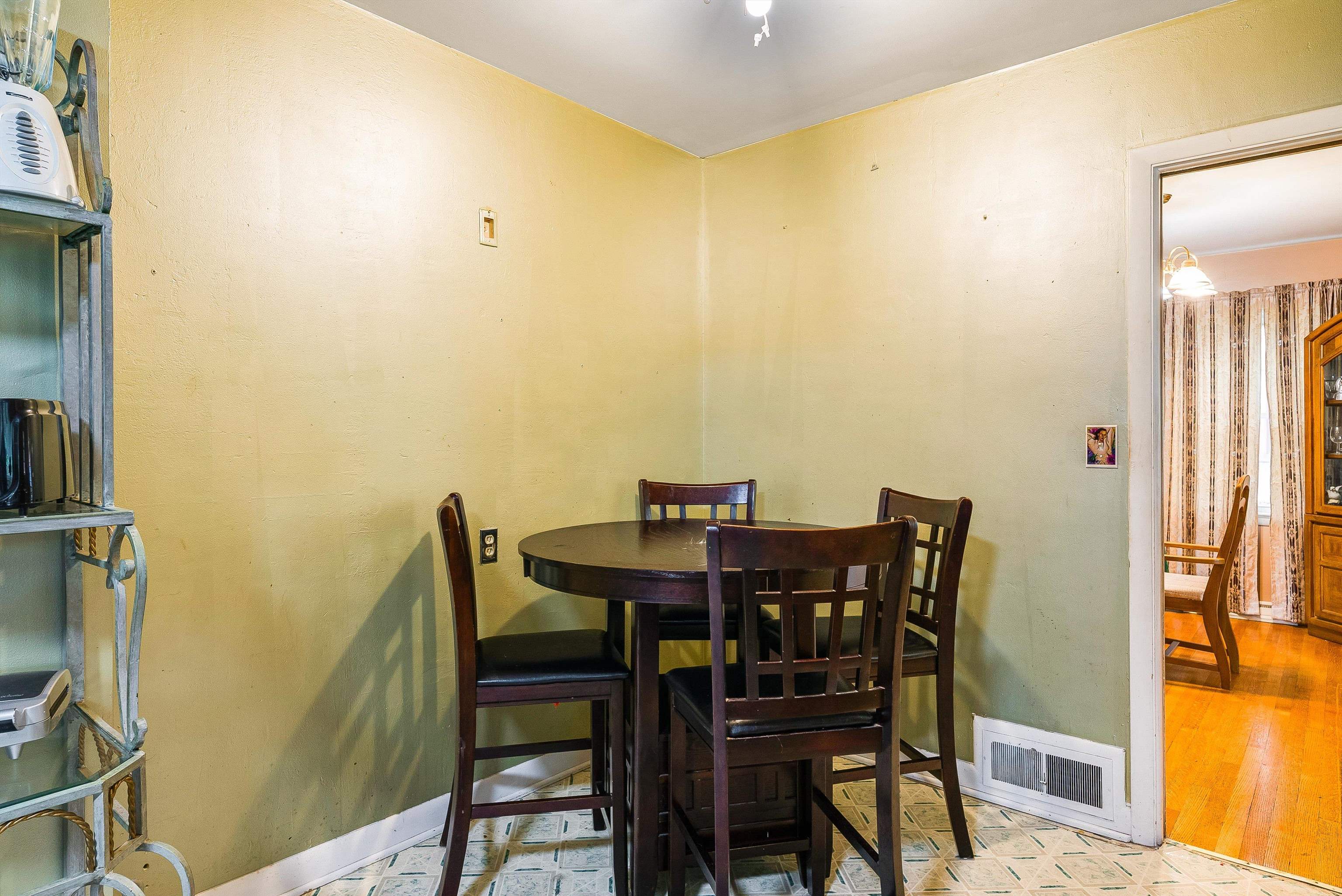 506 ROBIN ST, STAUNTON, Virginia 24401, 4 Bedrooms Bedrooms, ,2 BathroomsBathrooms,Residential,506 ROBIN ST,667162 MLS # 667162