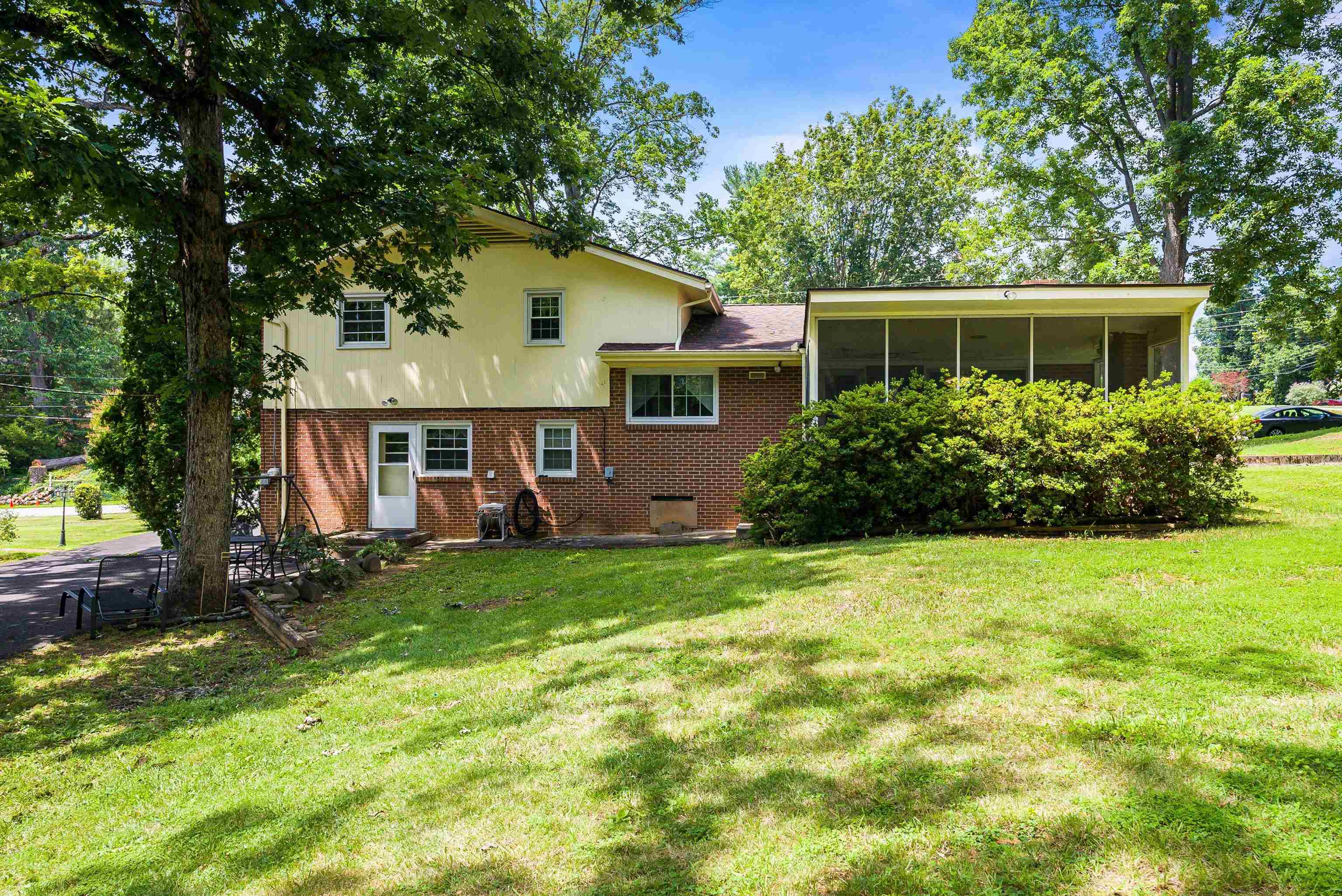 506 ROBIN ST, STAUNTON, Virginia 24401, 4 Bedrooms Bedrooms, ,2 BathroomsBathrooms,Residential,506 ROBIN ST,667162 MLS # 667162
