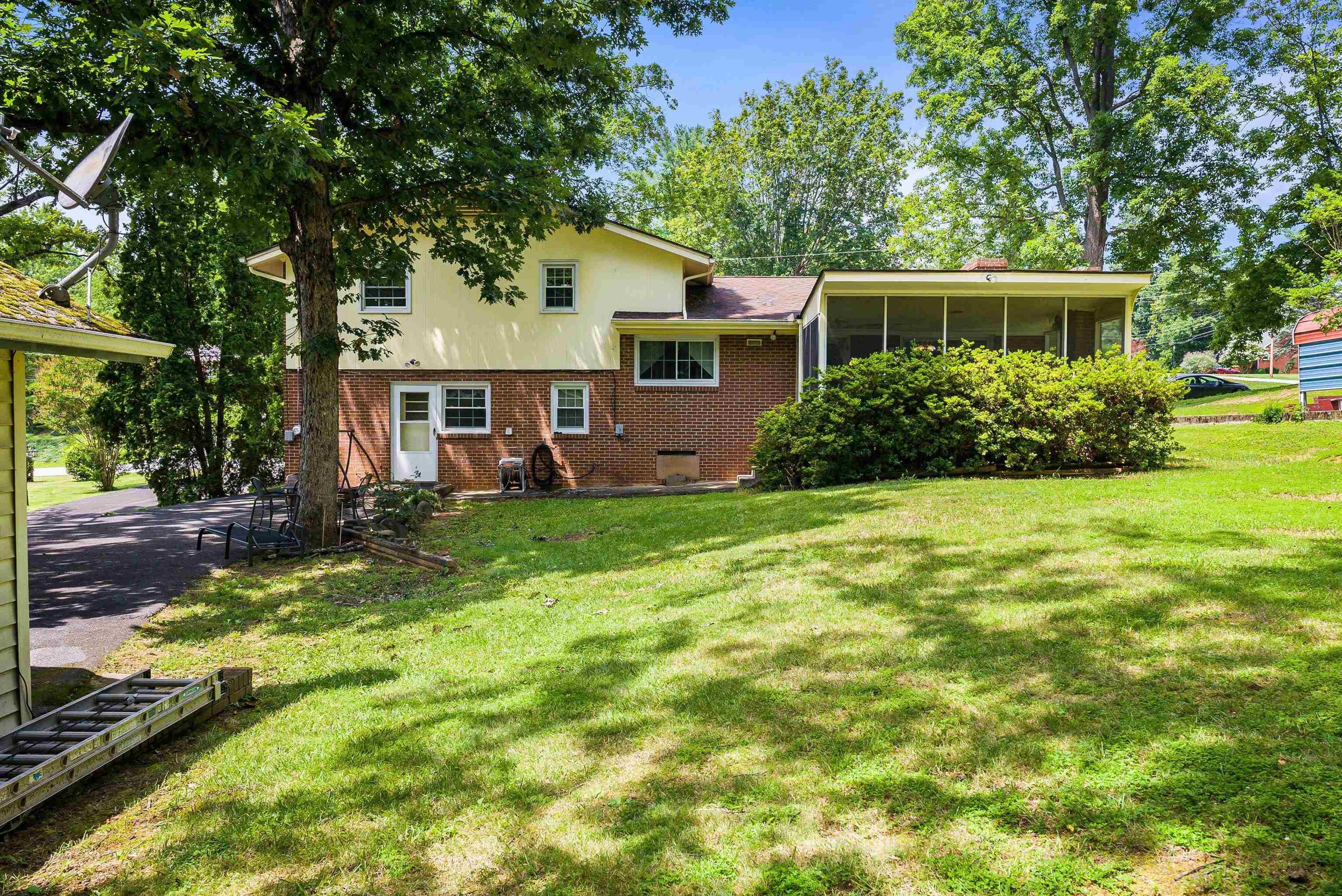 506 ROBIN ST, STAUNTON, Virginia 24401, 4 Bedrooms Bedrooms, ,2 BathroomsBathrooms,Residential,506 ROBIN ST,667162 MLS # 667162