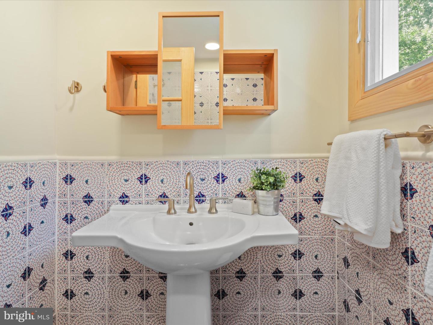 496 N LATHAM ST N, ALEXANDRIA, Virginia 22304, 4 Bedrooms Bedrooms, ,3 BathroomsBathrooms,Residential,For sale,496 N LATHAM ST N,VAAX2047320 MLS # VAAX2047320