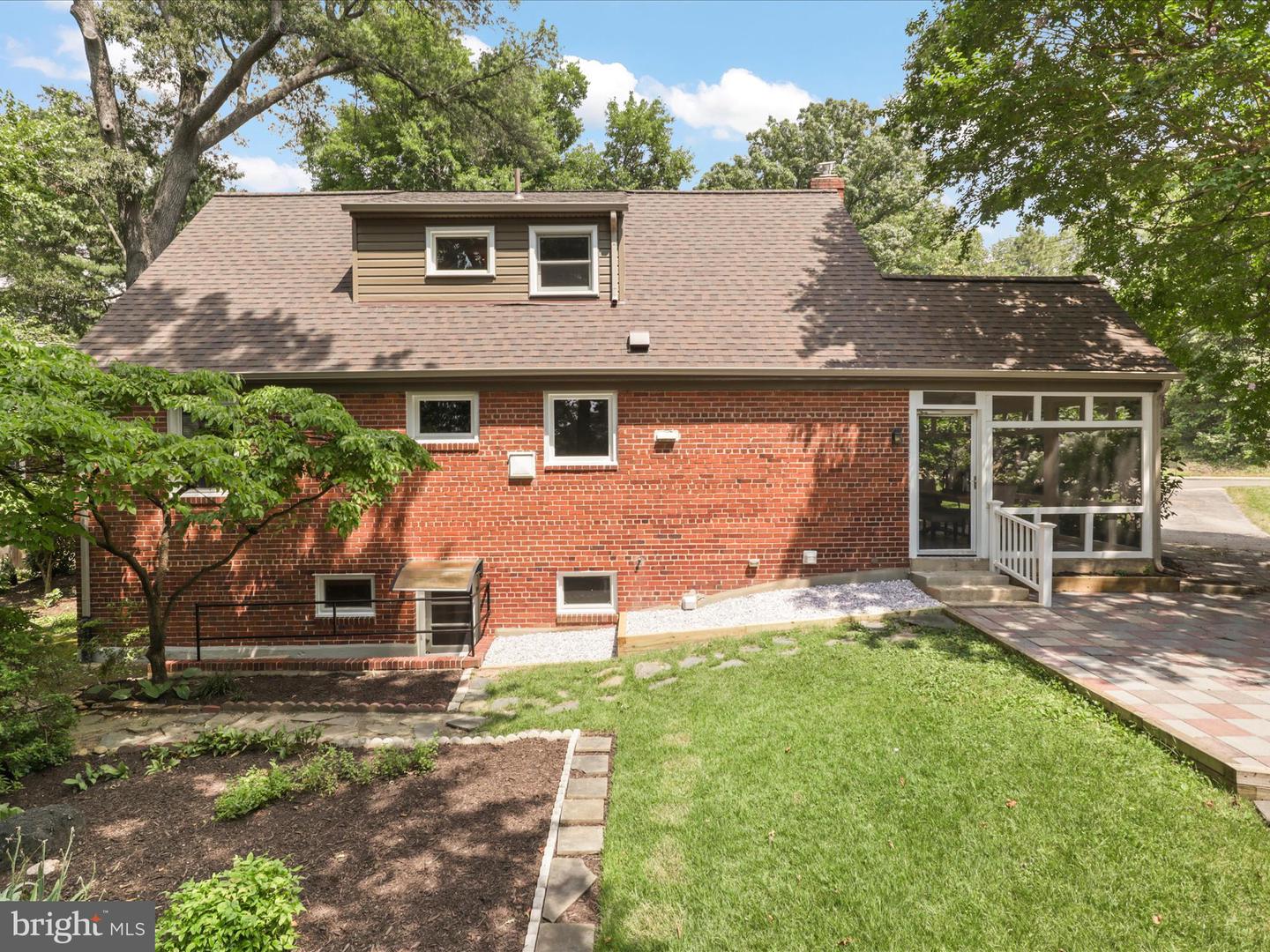 496 N LATHAM ST N, ALEXANDRIA, Virginia 22304, 4 Bedrooms Bedrooms, ,3 BathroomsBathrooms,Residential,For sale,496 N LATHAM ST N,VAAX2047320 MLS # VAAX2047320