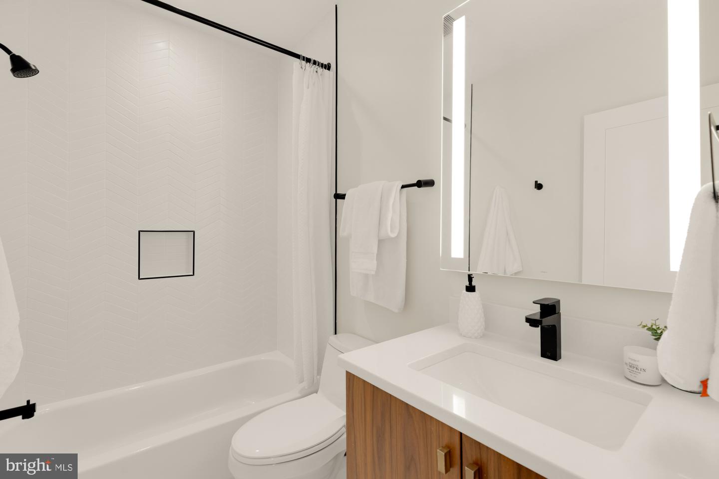 419 INDEPENDENCE AVE SE, WASHINGTON, District Of Columbia 20003, 2 Bedrooms Bedrooms, ,2 BathroomsBathrooms,Residential,For sale,419 INDEPENDENCE AVE SE,DCDC2211216 MLS # DCDC2211216