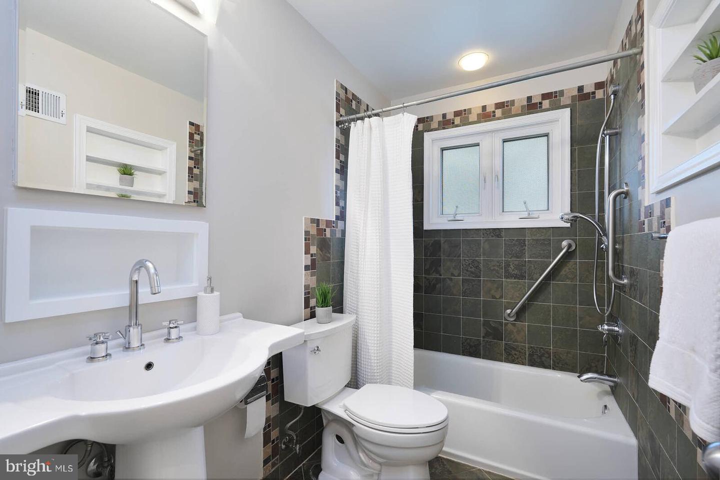 809 PLUM ST SW, VIENNA, Virginia 22180, 6 Bedrooms Bedrooms, ,4 BathroomsBathrooms,Residential,For sale,809 PLUM ST SW,VAFX2256556 MLS # VAFX2256556