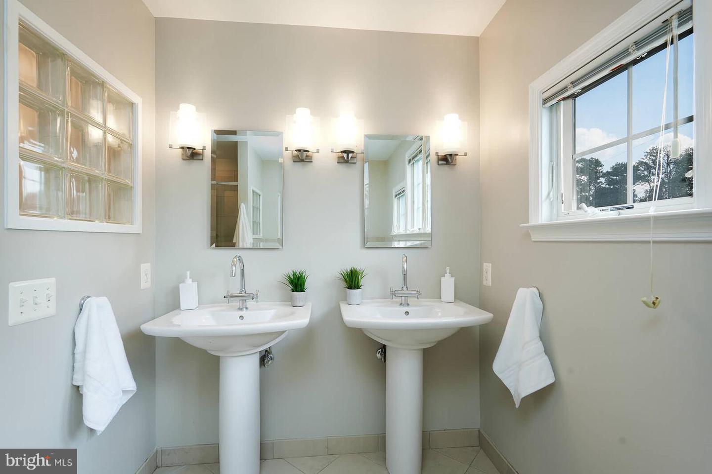 809 PLUM ST SW, VIENNA, Virginia 22180, 6 Bedrooms Bedrooms, ,4 BathroomsBathrooms,Residential,For sale,809 PLUM ST SW,VAFX2256556 MLS # VAFX2256556