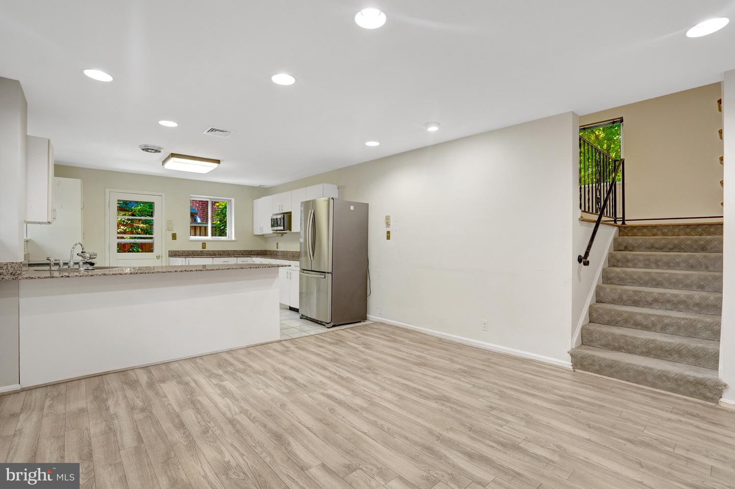 811 E TIMBER BRANCH PKWY, ALEXANDRIA, Virginia 22302, 5 Bedrooms Bedrooms, ,3 BathroomsBathrooms,Residential,For sale,811 E TIMBER BRANCH PKWY,VAAX2047672 MLS # VAAX2047672