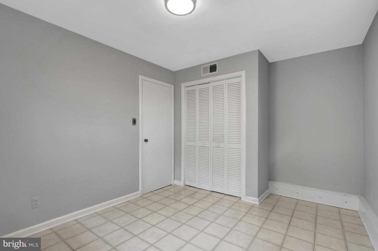 811 E TIMBER BRANCH PKWY, ALEXANDRIA, Virginia 22302, 5 Bedrooms Bedrooms, ,3 BathroomsBathrooms,Residential,For sale,811 E TIMBER BRANCH PKWY,VAAX2047672 MLS # VAAX2047672