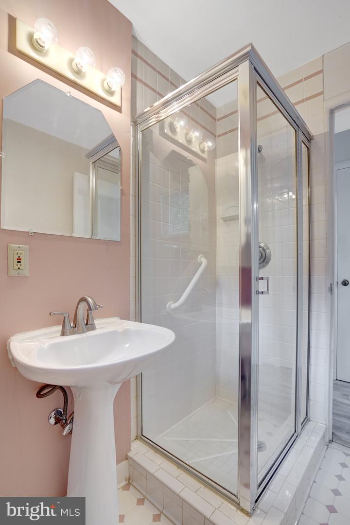 811 E TIMBER BRANCH PKWY, ALEXANDRIA, Virginia 22302, 5 Bedrooms Bedrooms, ,3 BathroomsBathrooms,Residential,For sale,811 E TIMBER BRANCH PKWY,VAAX2047672 MLS # VAAX2047672
