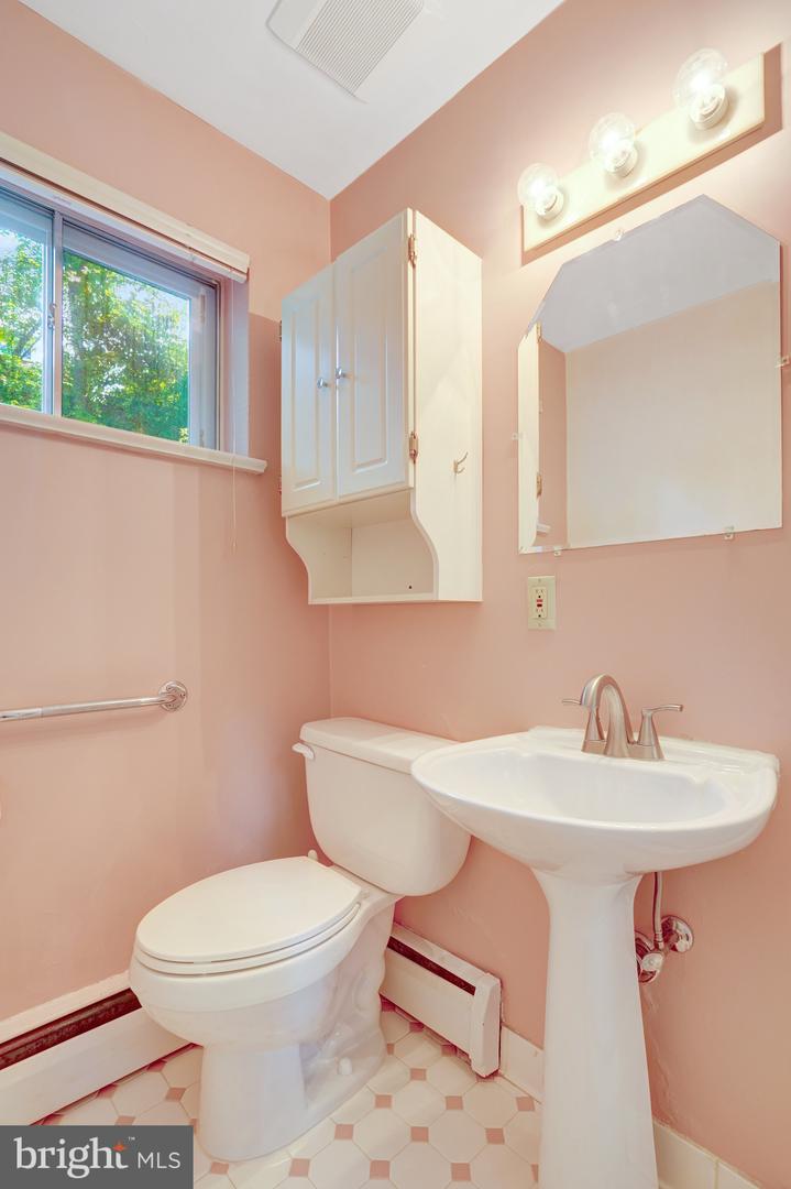 811 E TIMBER BRANCH PKWY, ALEXANDRIA, Virginia 22302, 5 Bedrooms Bedrooms, ,3 BathroomsBathrooms,Residential,For sale,811 E TIMBER BRANCH PKWY,VAAX2047672 MLS # VAAX2047672