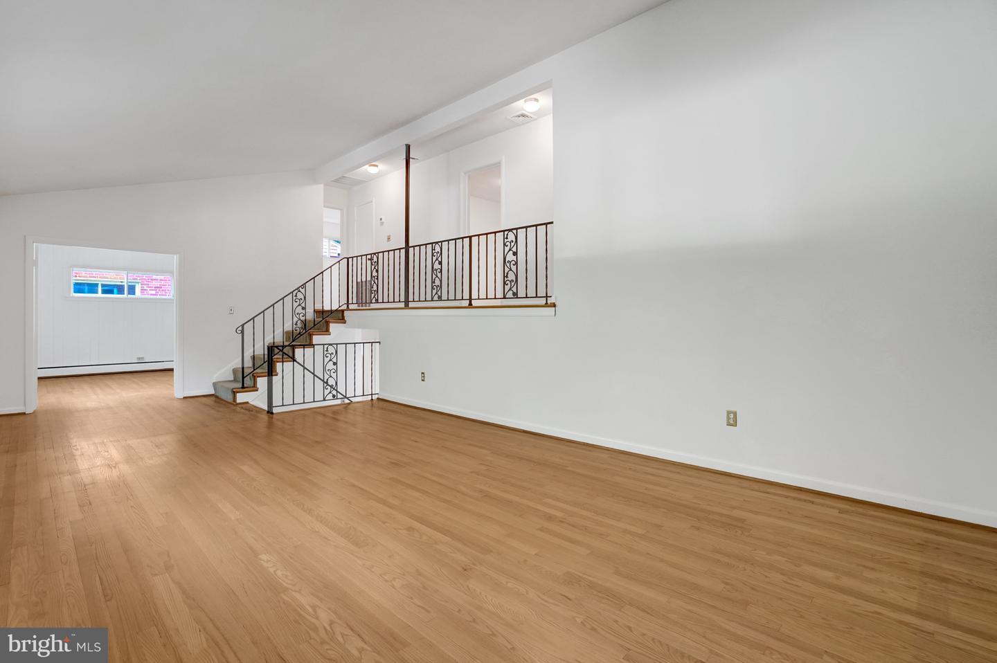 811 E TIMBER BRANCH PKWY, ALEXANDRIA, Virginia 22302, 5 Bedrooms Bedrooms, ,3 BathroomsBathrooms,Residential,For sale,811 E TIMBER BRANCH PKWY,VAAX2047672 MLS # VAAX2047672