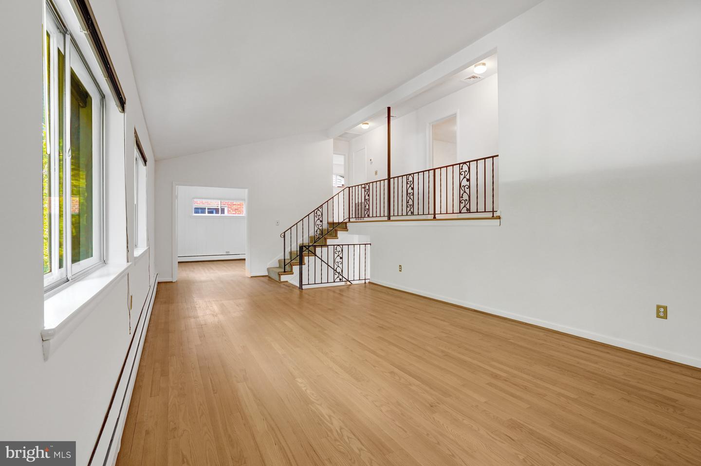 811 E TIMBER BRANCH PKWY, ALEXANDRIA, Virginia 22302, 5 Bedrooms Bedrooms, ,3 BathroomsBathrooms,Residential,For sale,811 E TIMBER BRANCH PKWY,VAAX2047672 MLS # VAAX2047672