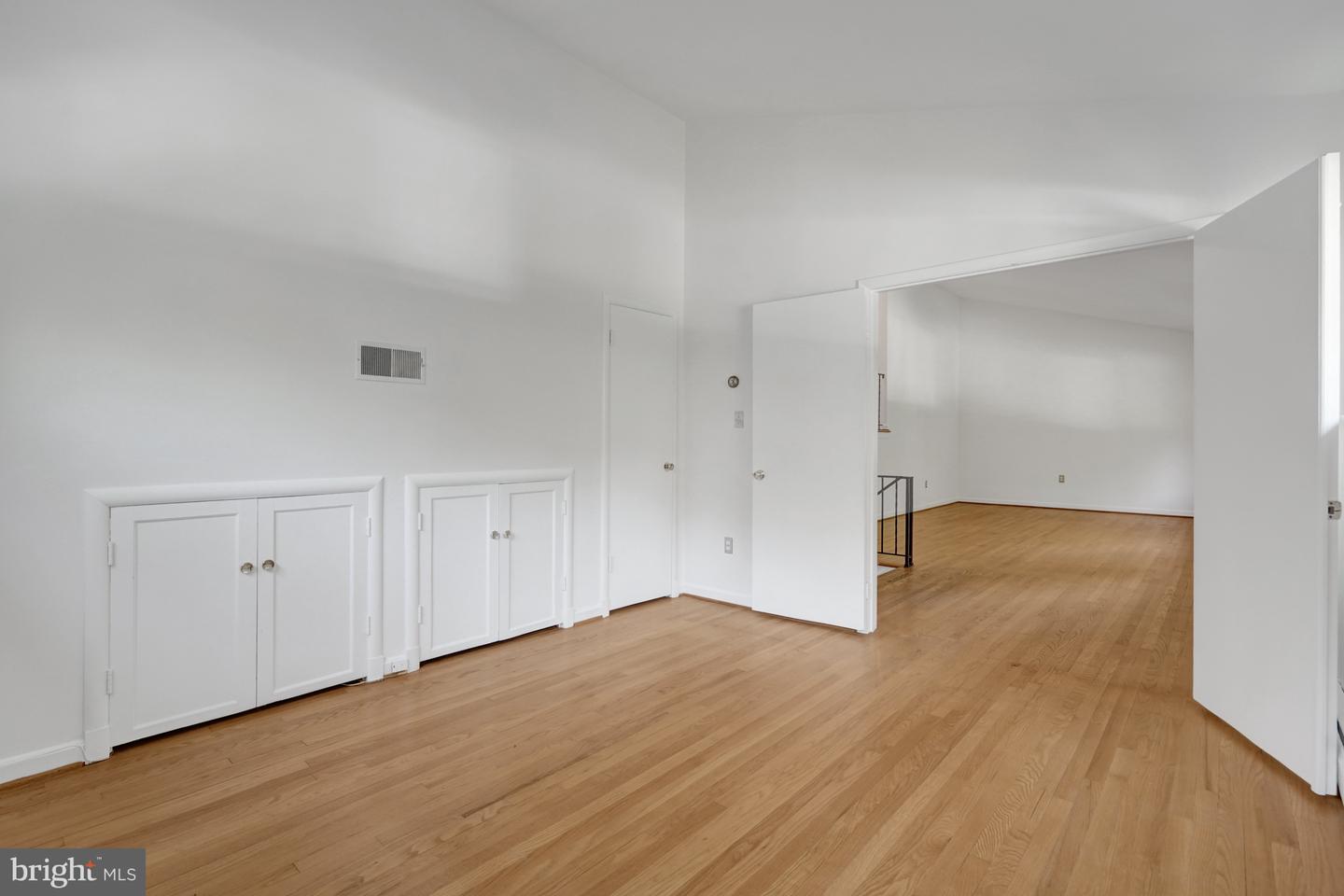 811 E TIMBER BRANCH PKWY, ALEXANDRIA, Virginia 22302, 5 Bedrooms Bedrooms, ,3 BathroomsBathrooms,Residential,For sale,811 E TIMBER BRANCH PKWY,VAAX2047672 MLS # VAAX2047672