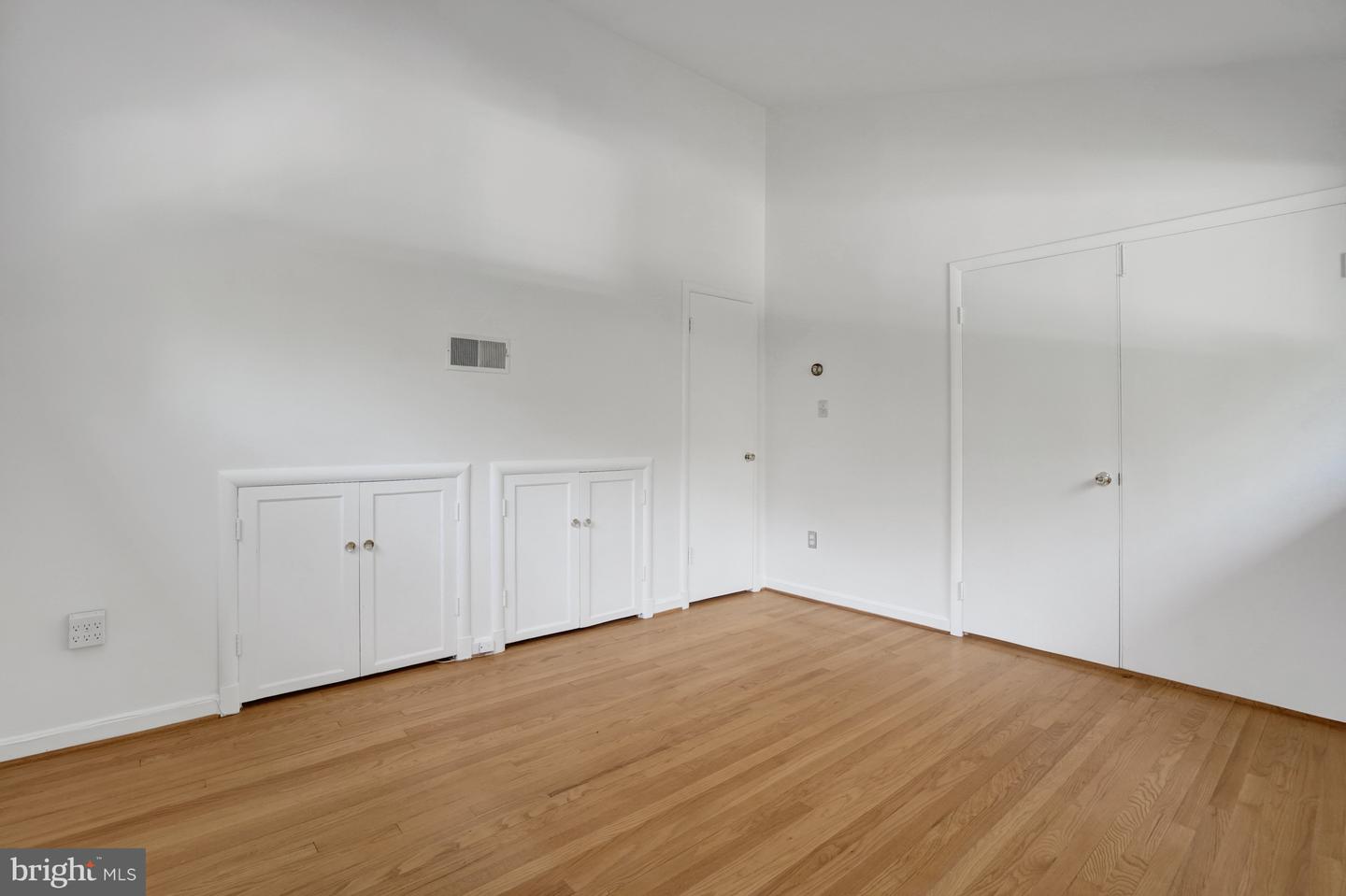811 E TIMBER BRANCH PKWY, ALEXANDRIA, Virginia 22302, 5 Bedrooms Bedrooms, ,3 BathroomsBathrooms,Residential,For sale,811 E TIMBER BRANCH PKWY,VAAX2047672 MLS # VAAX2047672