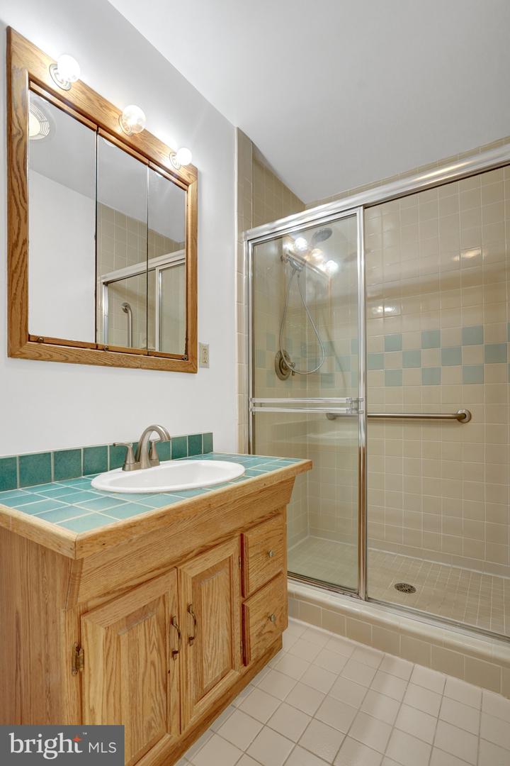 811 E TIMBER BRANCH PKWY, ALEXANDRIA, Virginia 22302, 5 Bedrooms Bedrooms, ,3 BathroomsBathrooms,Residential,For sale,811 E TIMBER BRANCH PKWY,VAAX2047672 MLS # VAAX2047672