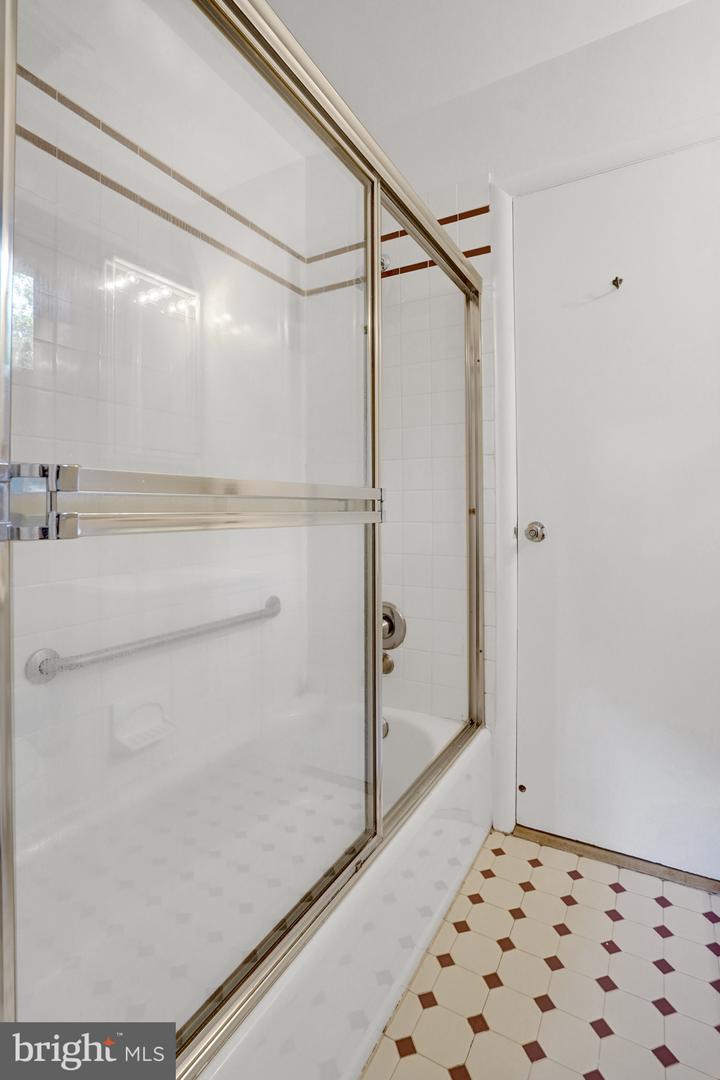 811 E TIMBER BRANCH PKWY, ALEXANDRIA, Virginia 22302, 5 Bedrooms Bedrooms, ,3 BathroomsBathrooms,Residential,For sale,811 E TIMBER BRANCH PKWY,VAAX2047672 MLS # VAAX2047672