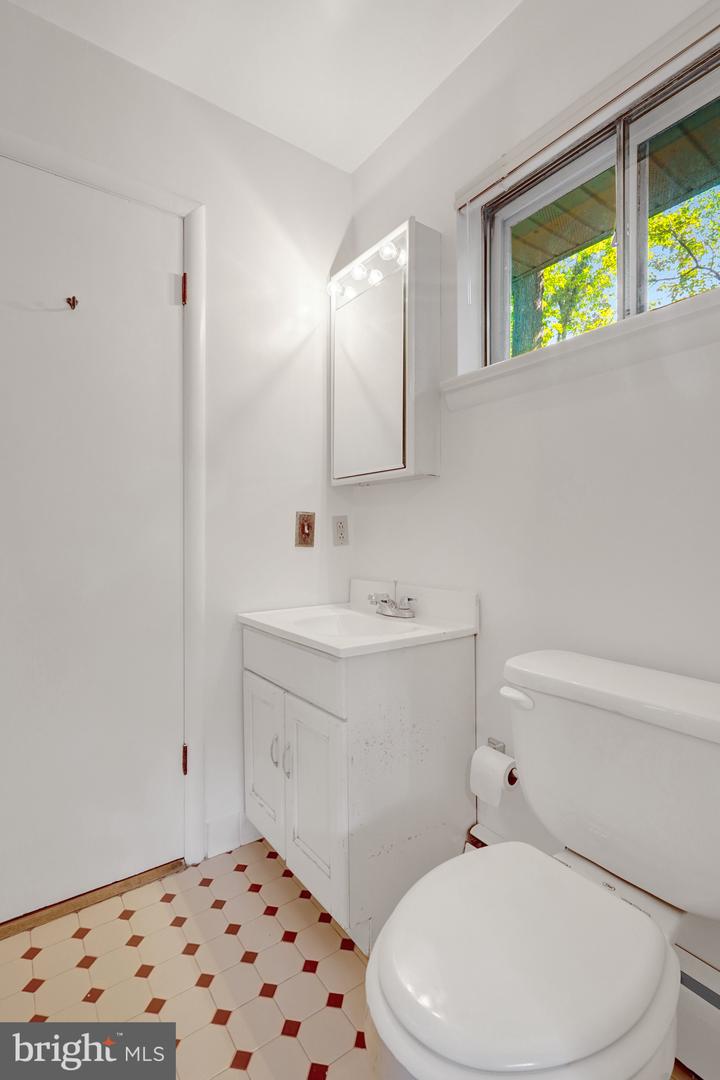 811 E TIMBER BRANCH PKWY, ALEXANDRIA, Virginia 22302, 5 Bedrooms Bedrooms, ,3 BathroomsBathrooms,Residential,For sale,811 E TIMBER BRANCH PKWY,VAAX2047672 MLS # VAAX2047672