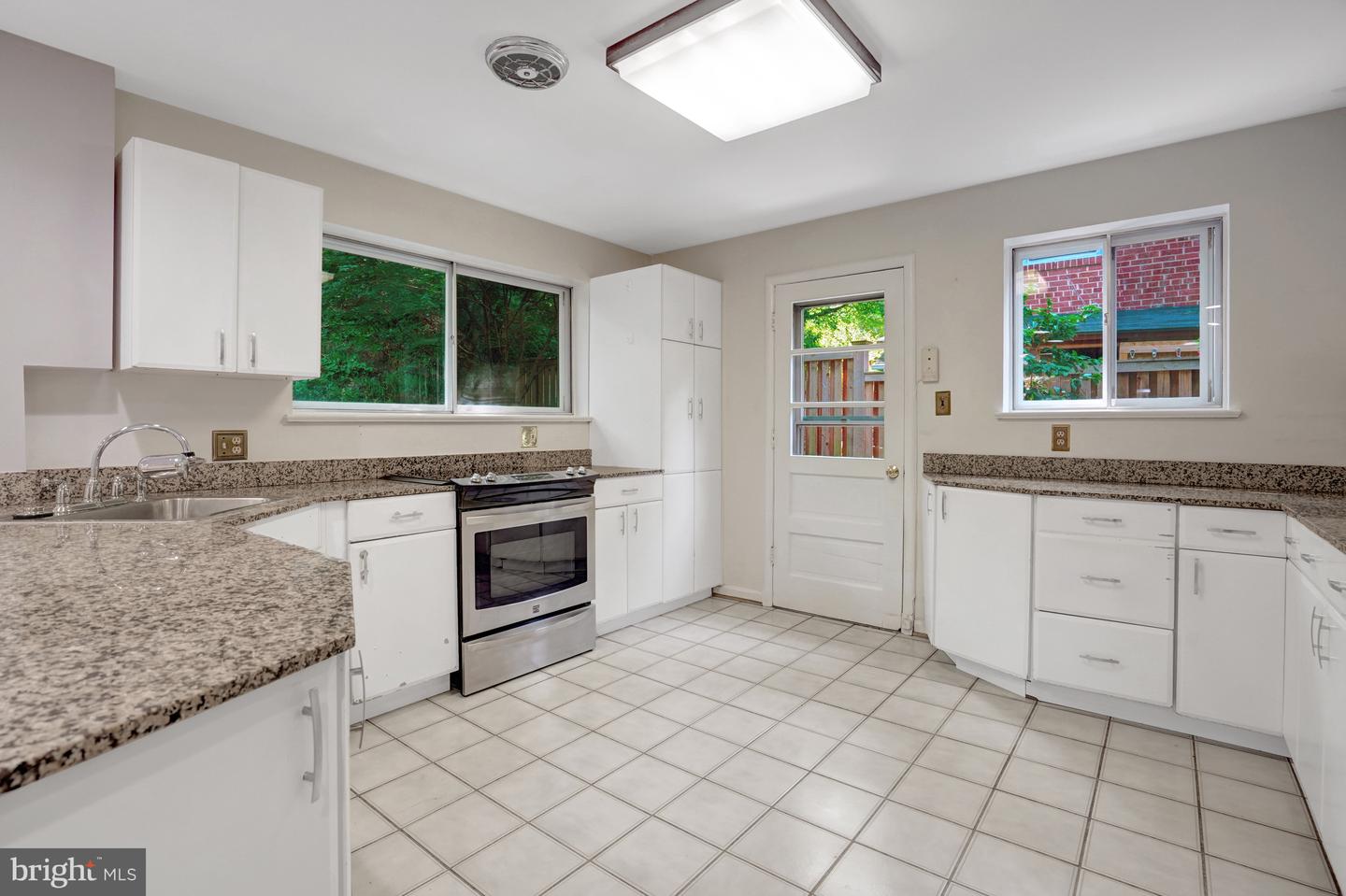 811 E TIMBER BRANCH PKWY, ALEXANDRIA, Virginia 22302, 5 Bedrooms Bedrooms, ,3 BathroomsBathrooms,Residential,For sale,811 E TIMBER BRANCH PKWY,VAAX2047672 MLS # VAAX2047672