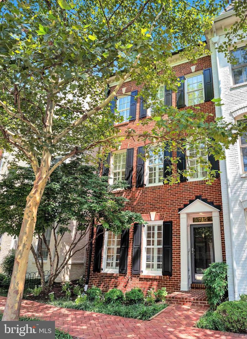 715 CARPENTER RD, ALEXANDRIA, Virginia 22314, 3 Bedrooms Bedrooms, ,3 BathroomsBathrooms,Residential,For sale,715 CARPENTER RD,VAAX2047714 MLS # VAAX2047714