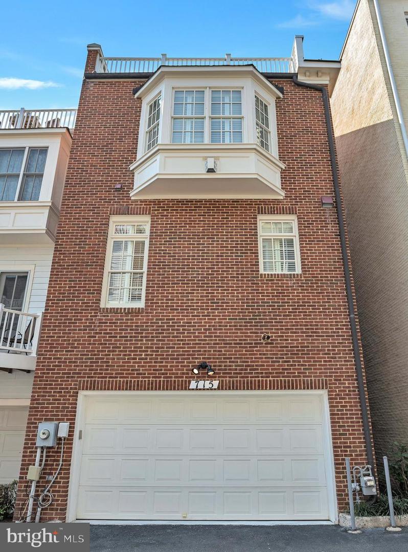 715 CARPENTER RD, ALEXANDRIA, Virginia 22314, 3 Bedrooms Bedrooms, ,3 BathroomsBathrooms,Residential,For sale,715 CARPENTER RD,VAAX2047714 MLS # VAAX2047714
