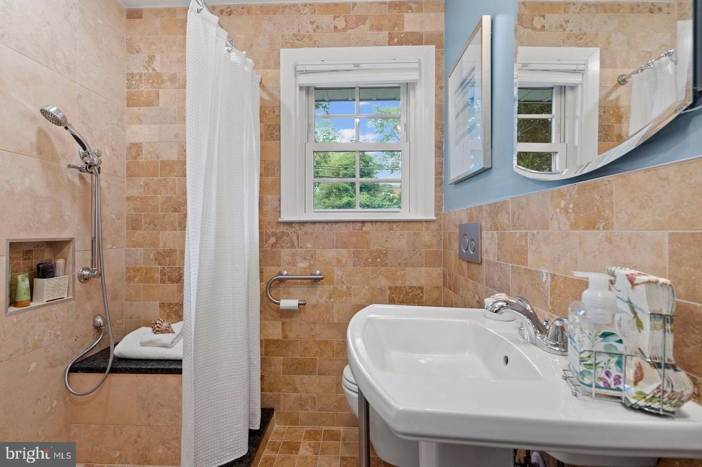 5018 11TH ST N, ARLINGTON, Virginia 22205, 5 Bedrooms Bedrooms, ,3 BathroomsBathrooms,Residential,For sale,5018 11TH ST N,VAAR2061316 MLS # VAAR2061316