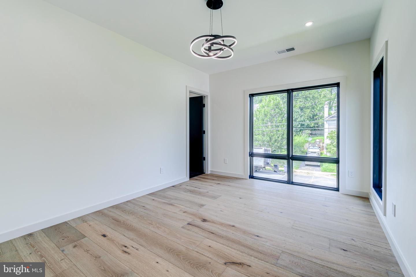 2017 N GREENBRIER ST, ARLINGTON, Virginia 22205, 5 Bedrooms Bedrooms, ,4 BathroomsBathrooms,Residential,For sale,2017 N GREENBRIER ST,VAAR2061342 MLS # VAAR2061342