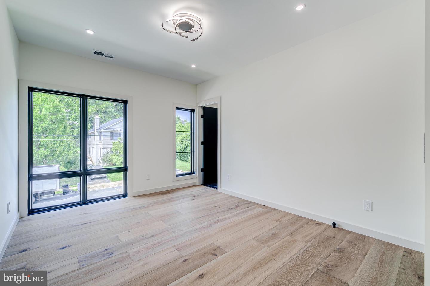 2017 N GREENBRIER ST, ARLINGTON, Virginia 22205, 5 Bedrooms Bedrooms, ,4 BathroomsBathrooms,Residential,For sale,2017 N GREENBRIER ST,VAAR2061342 MLS # VAAR2061342